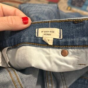 Madewell 9” High Rise Skinny Jean
Distressed knees and at ankles